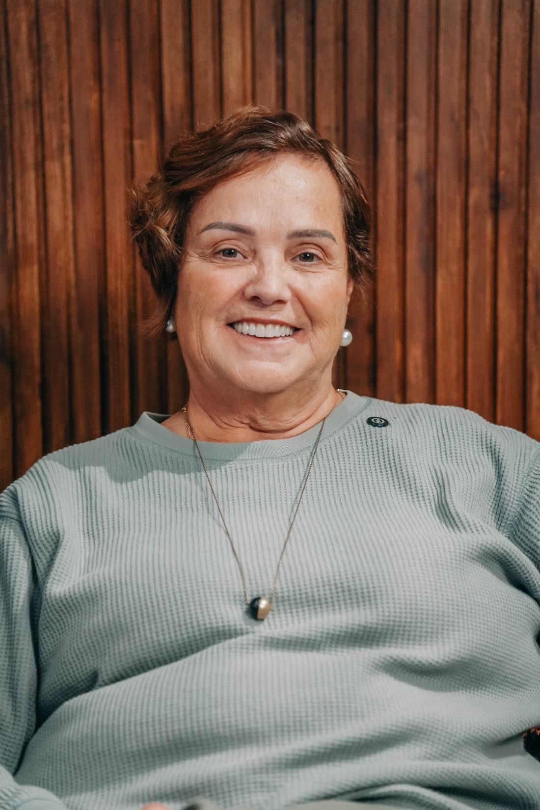Paciente da Nata Odontologia sorrindo após tratamento